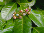 bracciale rigido a triplo filo dorato di Rachele Falvo con incastonate agate naturali multicolor