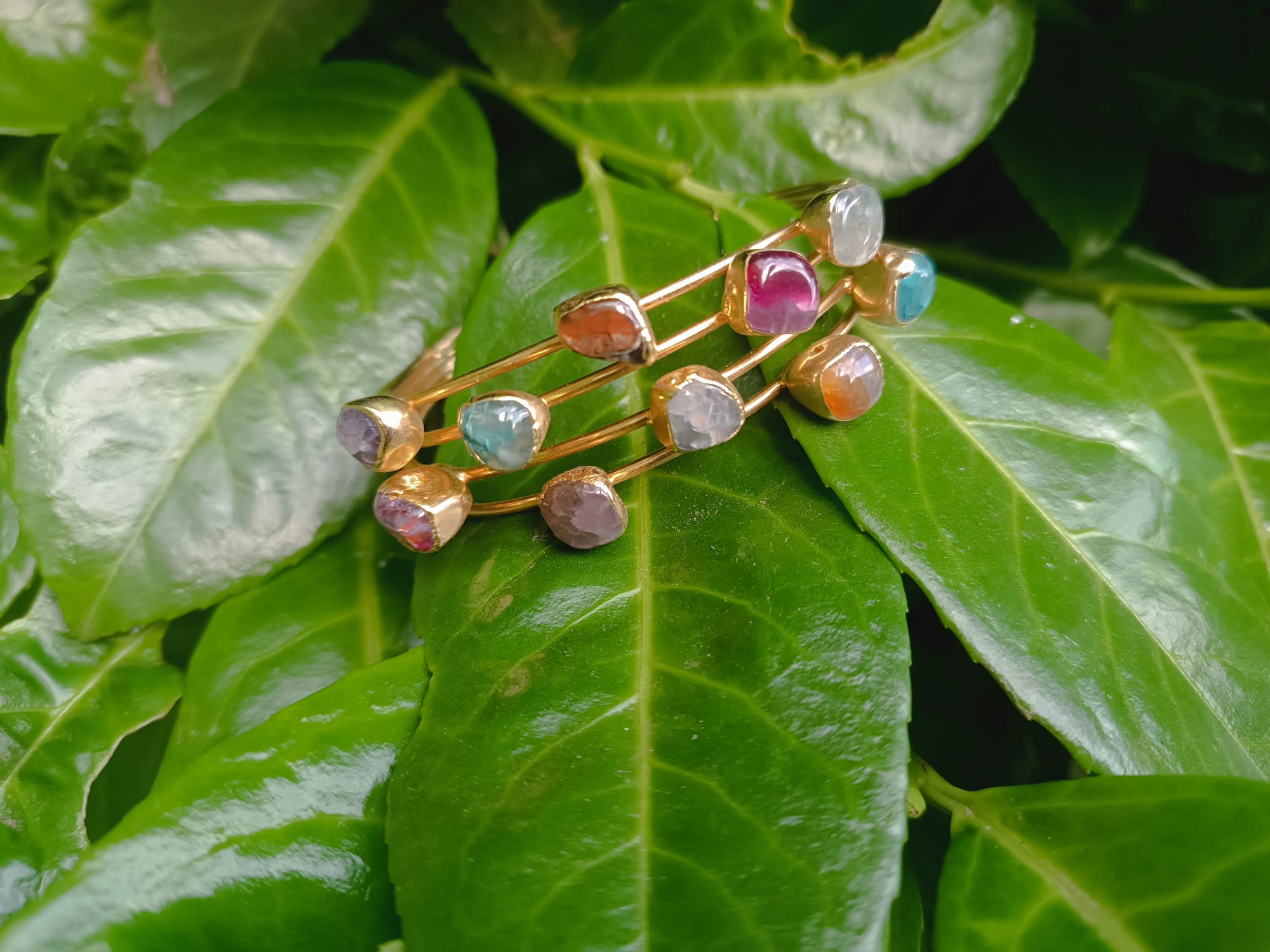 bracciale rigido a triplo filo dorato di Rachele Falvo con incastonate agate naturali multicolor