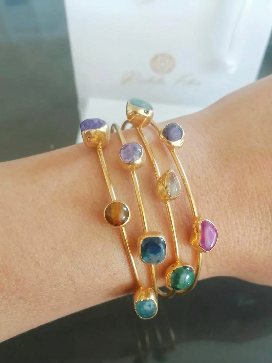 bracciale rigido a triplo filo dorato di Rachele Falvo con incastonate agate naturali multicolor