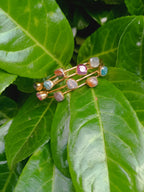 bracciale rigido a triplo filo dorato di Rachele Falvo con incastonate agate naturali multicolor