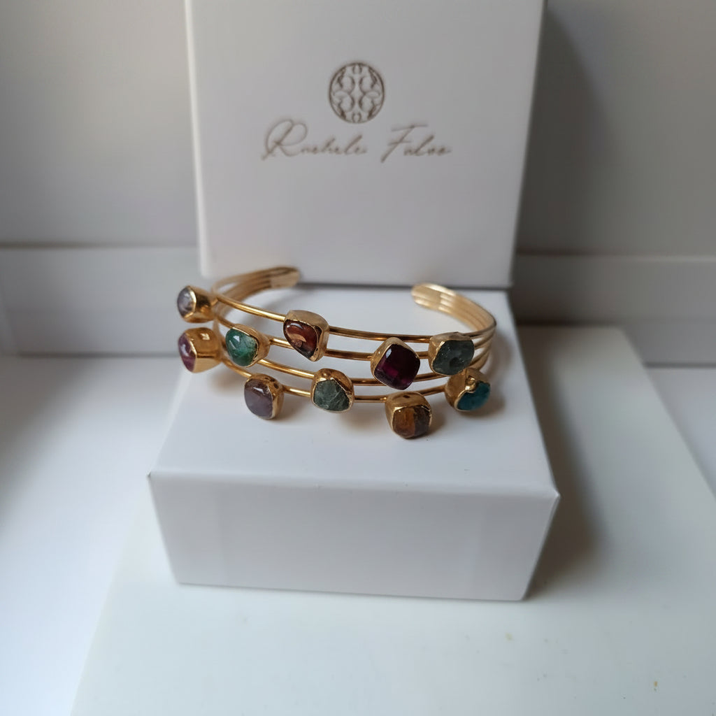 bracciale rigido a triplo filo dorato di Rachele Falvo con incastonate agate naturali multicolor