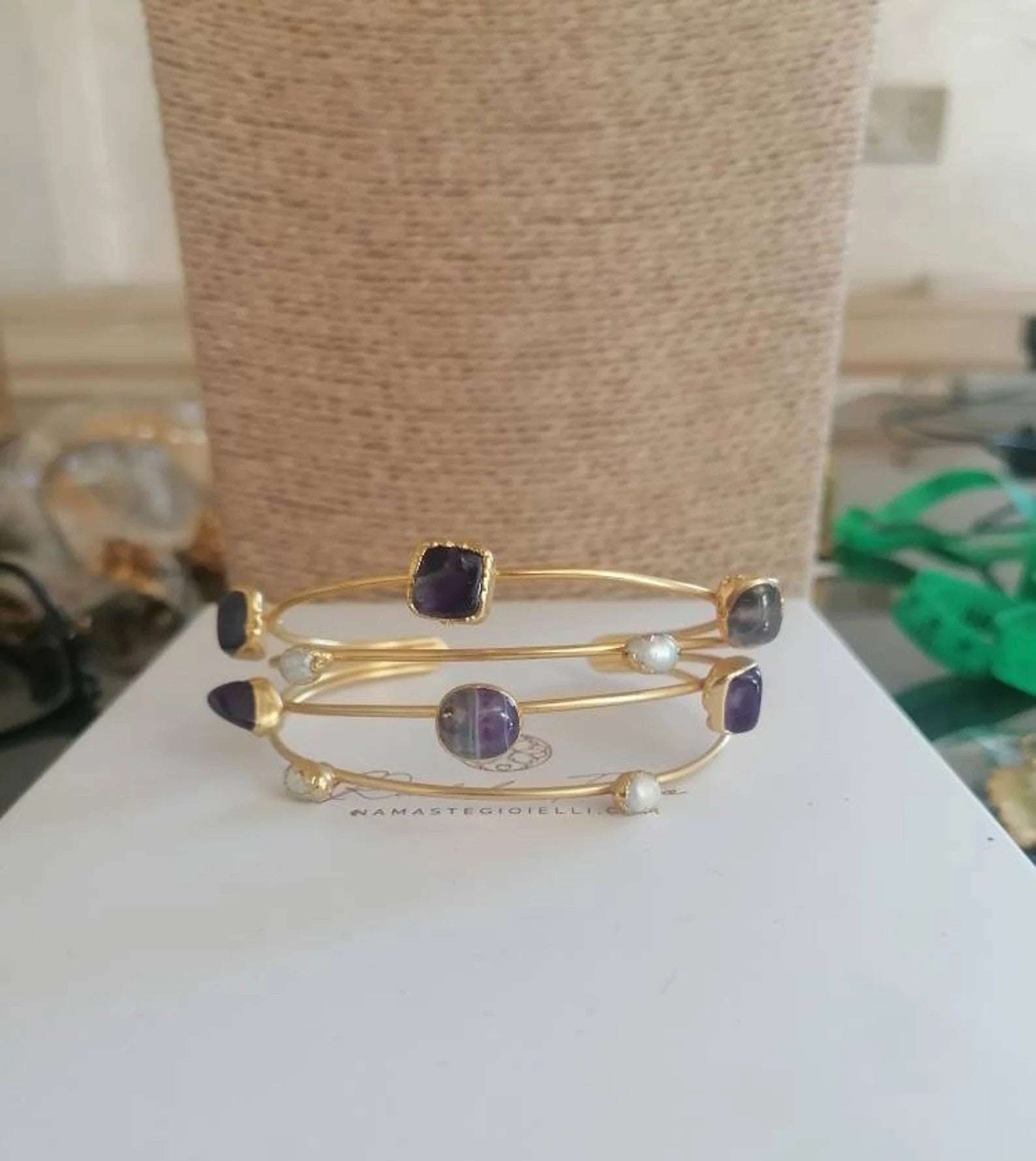  bracciale rigido a triplo filo dorato opaco di Rachele Falvo con ametiste viola naturali e perle bianche