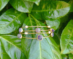  bracciale rigido a triplo filo dorato opaco di Rachele Falvo con ametiste viola naturali e perle bianche