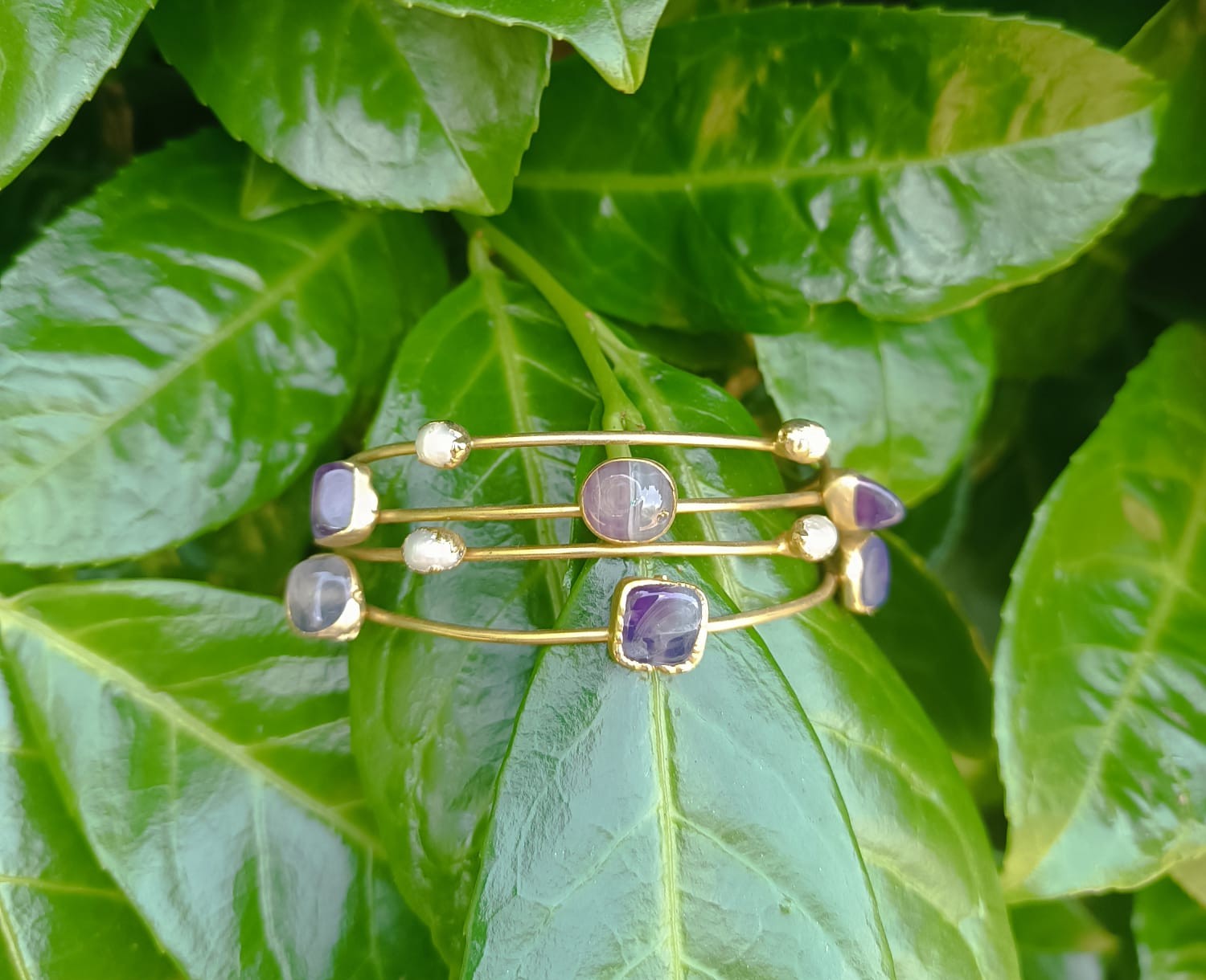  bracciale rigido a triplo filo dorato opaco di Rachele Falvo con ametiste viola naturali e perle bianche