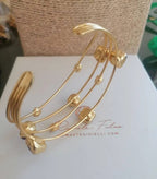  bracciale rigido a triplo filo dorato opaco di Rachele Falvo con ametiste viola naturali e perle bianche