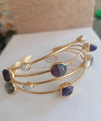  bracciale rigido a triplo filo dorato opaco di Rachele Falvo con ametiste viola naturali e perle bianche