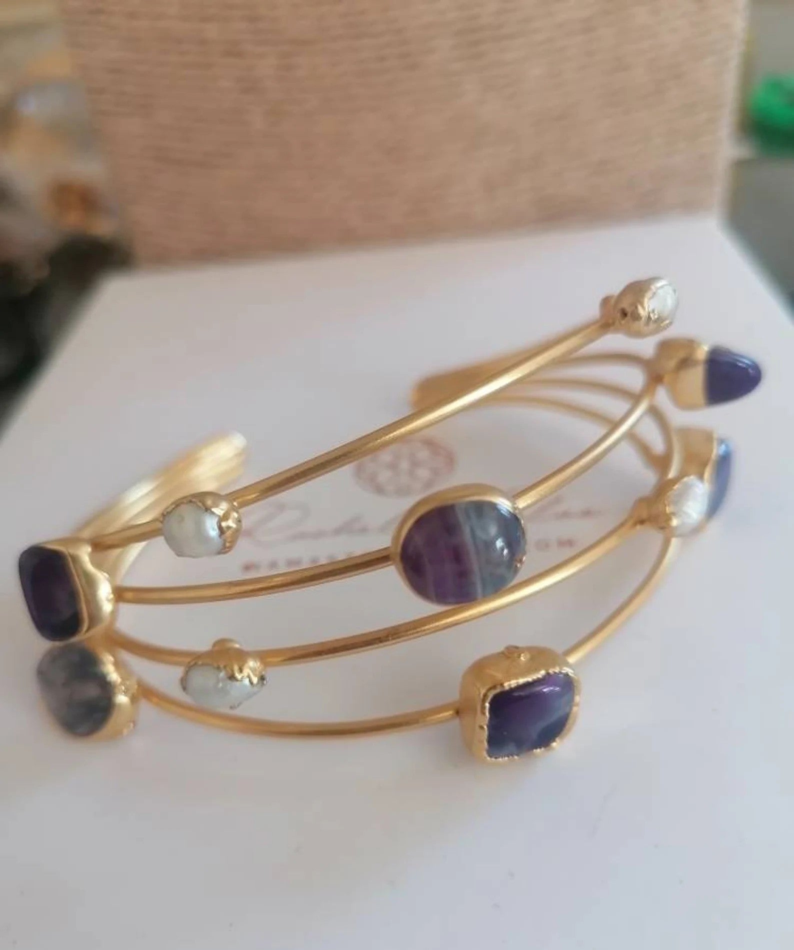  bracciale rigido a triplo filo dorato opaco di Rachele Falvo con ametiste viola naturali e perle bianche