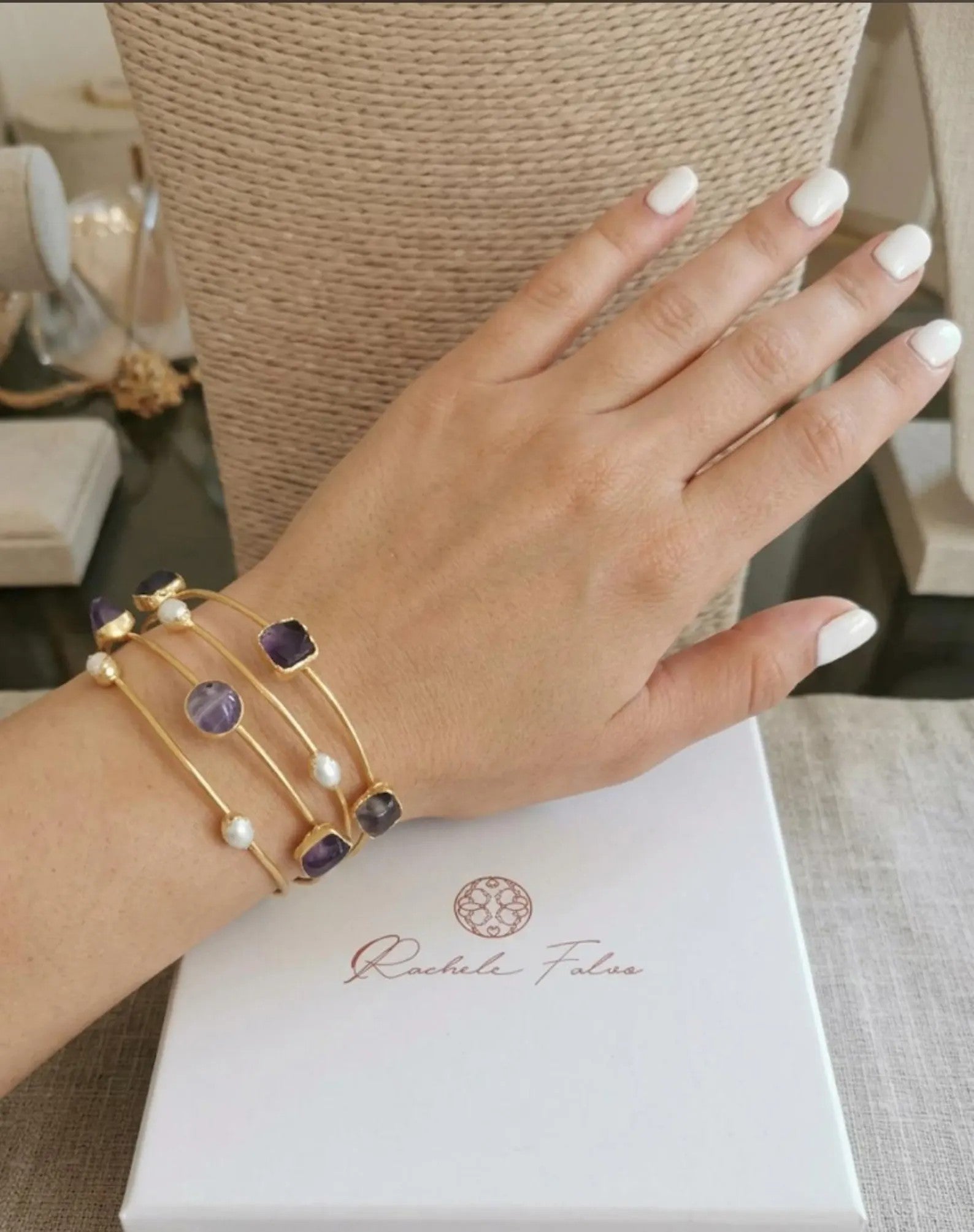  bracciale rigido a triplo filo dorato opaco di Rachele Falvo con ametiste viola naturali e perle bianche