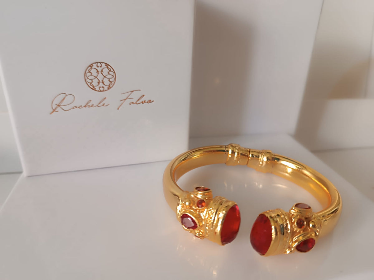 bracciale rigido in bronzo dorato a molla di Rachele Falvo in stile etrusco bizantino con intarsi e grandi diaspri rossi naturali e topazi mora