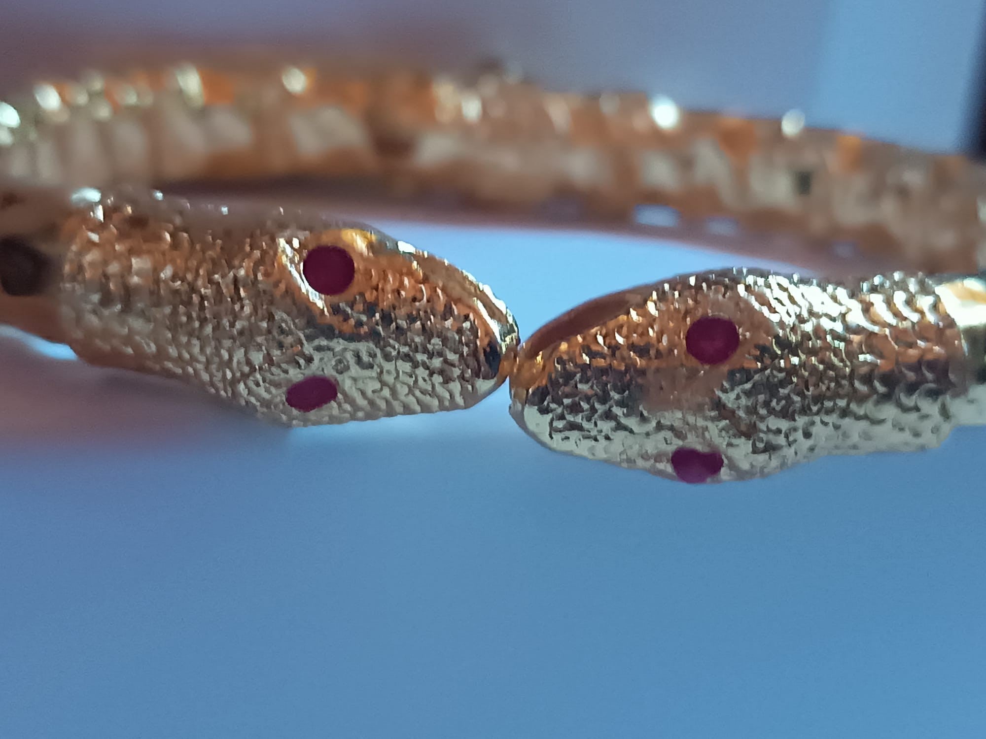 Bracciale serpente in oro galvanico su bronzo con tormaline rosa naturali