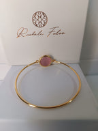  bracciale rigido in bronzo placcato oro opaco di Rachele Falvo con pietra centrale di quarzite rosa naturale sfaccettata