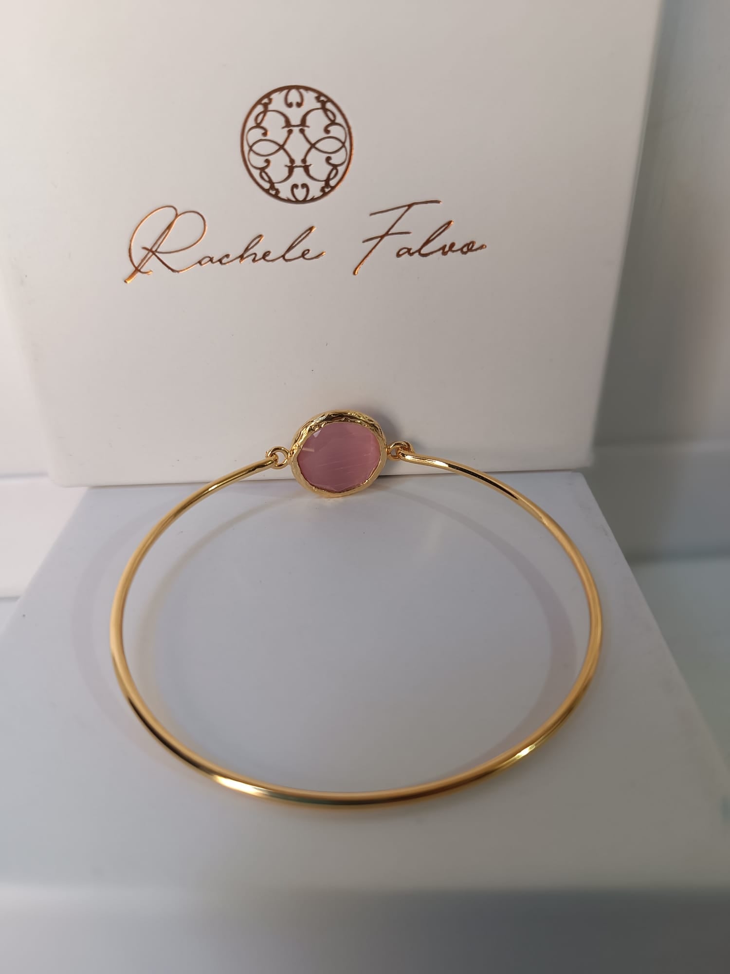  bracciale rigido in bronzo placcato oro opaco di Rachele Falvo con pietra centrale di quarzite rosa naturale sfaccettata