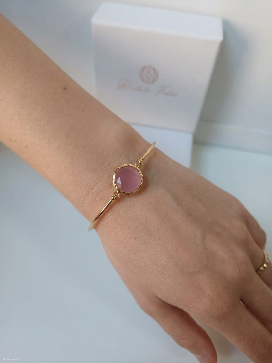  bracciale rigido in bronzo placcato oro opaco di Rachele Falvo con pietra centrale di quarzite rosa naturale sfaccettata