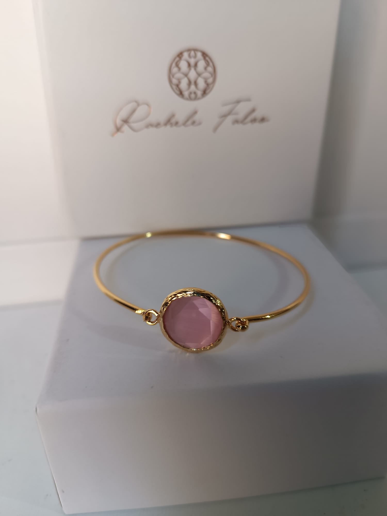  bracciale rigido in bronzo placcato oro opaco di Rachele Falvo con pietra centrale di quarzite rosa naturale sfaccettata