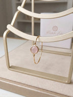  bracciale rigido in bronzo placcato oro opaco di Rachele Falvo con pietra centrale di quarzite rosa naturale sfaccettata