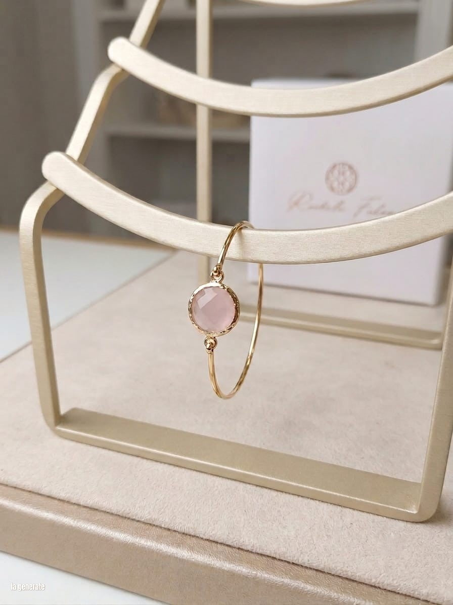  bracciale rigido in bronzo placcato oro opaco di Rachele Falvo con pietra centrale di quarzite rosa naturale sfaccettata