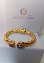 Bracciale etrusco rigido in oro opaco su bronzo con quarziti rosa naturali sfaccettate