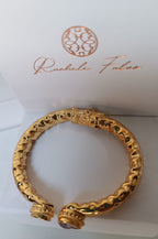 Bracciale etrusco rigido in oro opaco su bronzo con quarziti rosa naturali sfaccettate