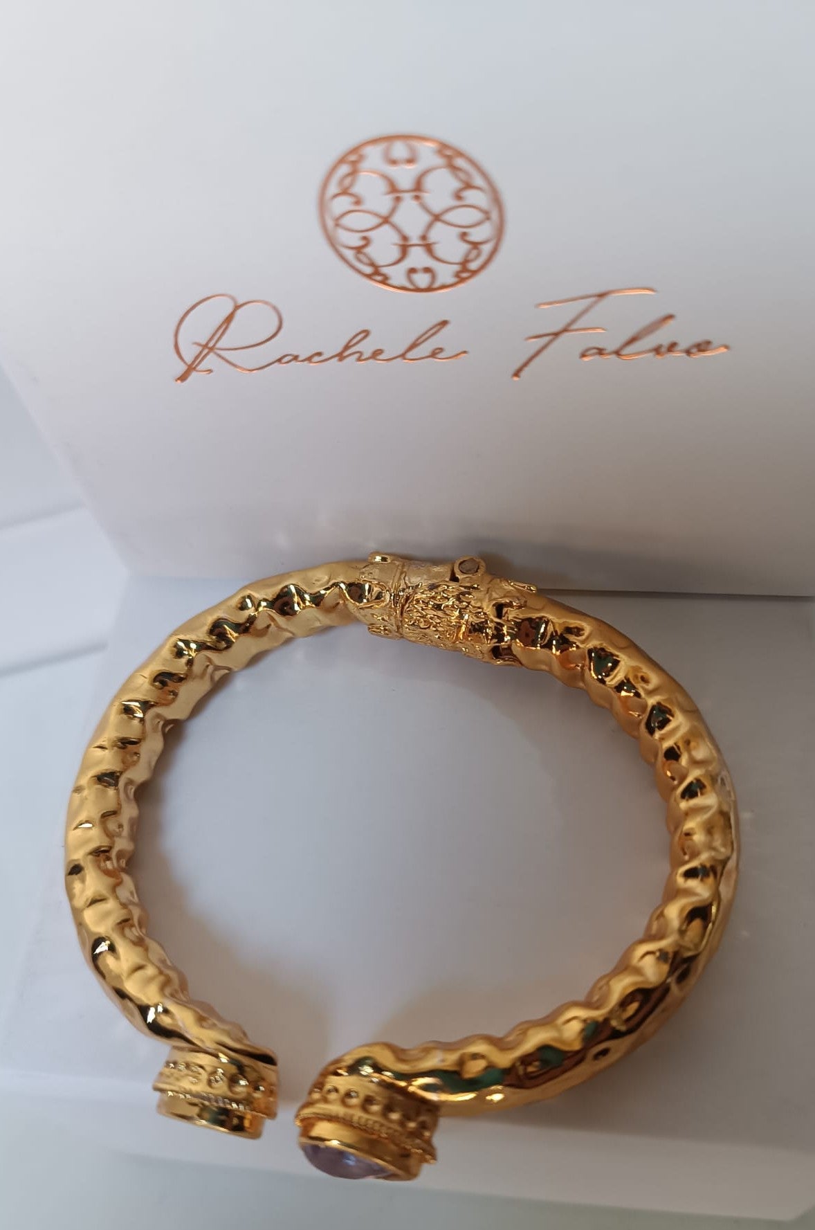 Bracciale etrusco rigido in oro opaco su bronzo con quarziti rosa naturali sfaccettate
