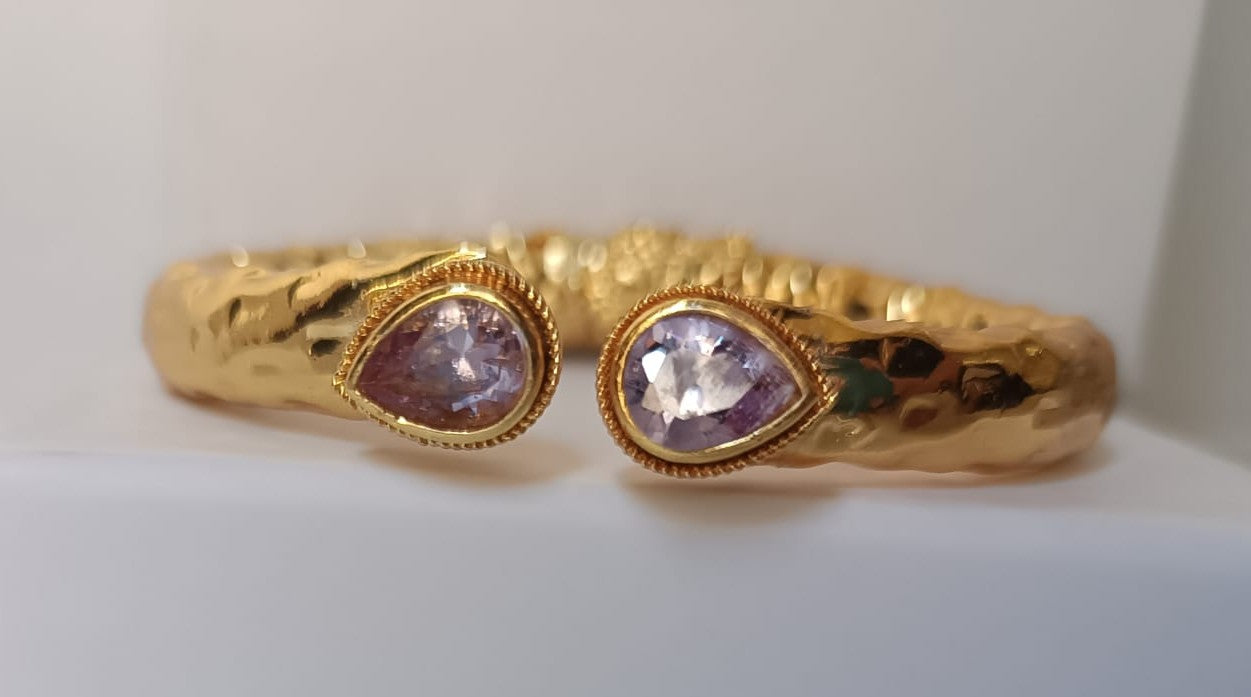 Bracciale etrusco rigido in oro opaco su bronzo con quarziti rosa naturali sfaccettate