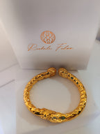 Bracciale etrusco rigido in oro opaco su bronzo con quarziti rosa naturali sfaccettate