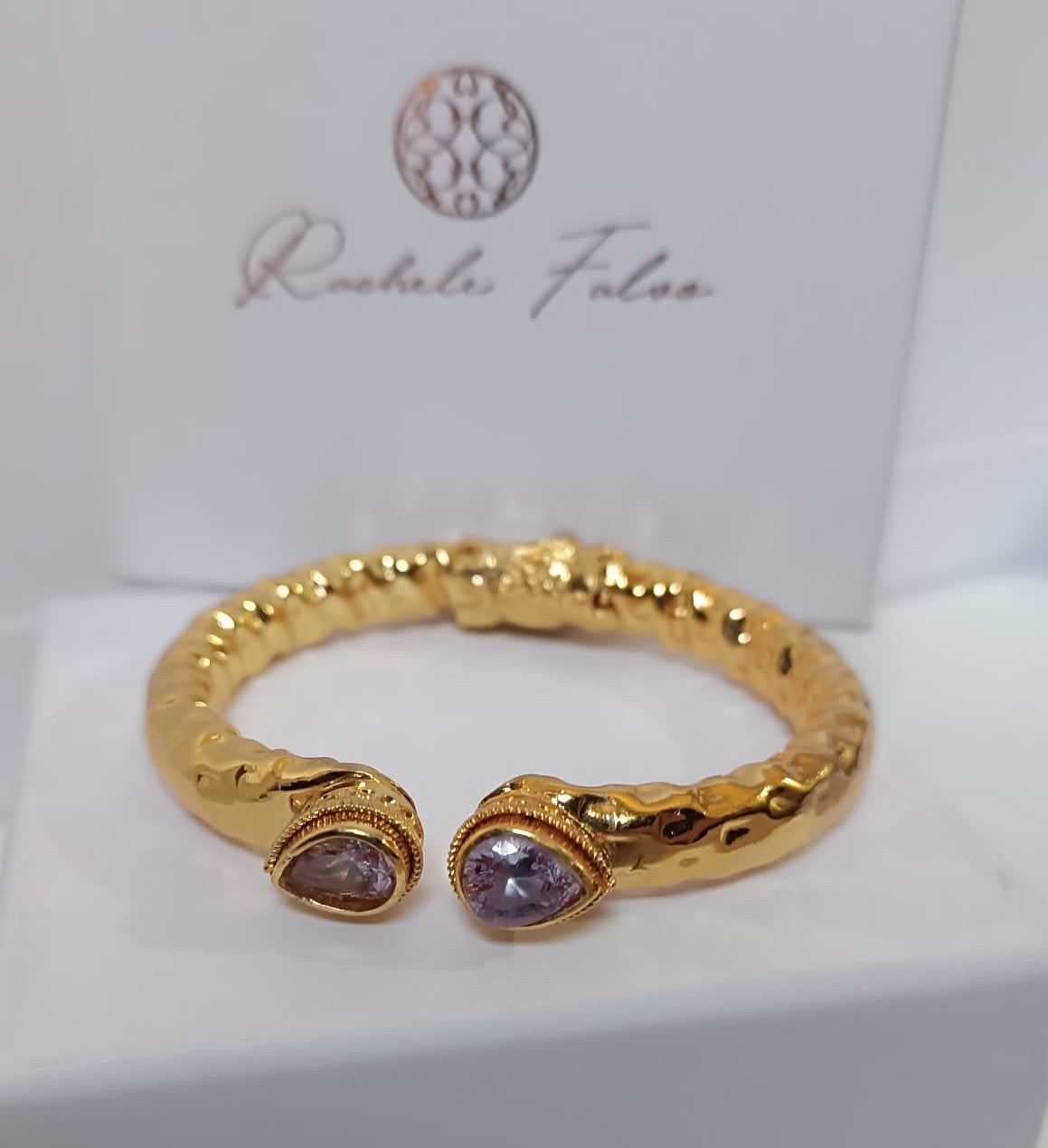 Bracciale etrusco rigido in oro opaco su bronzo con quarziti rosa naturali sfaccettate