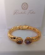 Bracciale etrusco rigido in oro opaco su bronzo con quarziti rosa naturali sfaccettate
