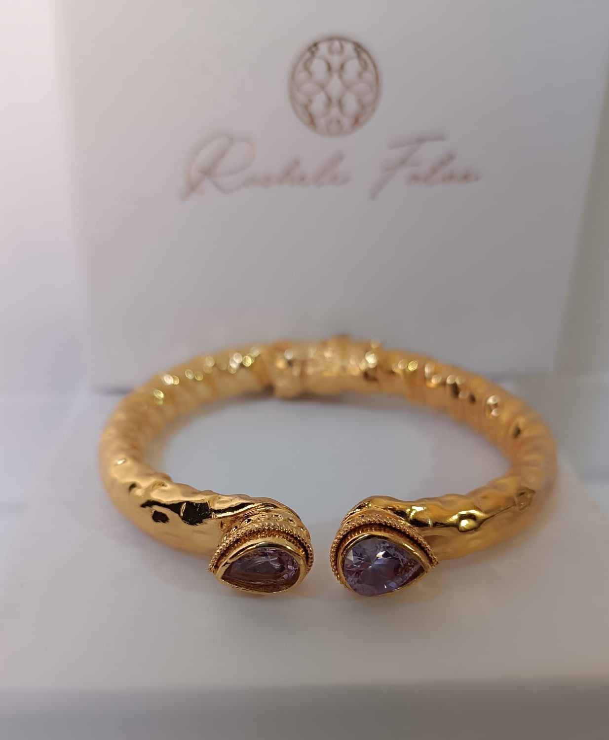 Bracciale etrusco rigido in oro opaco su bronzo con quarziti rosa naturali sfaccettate