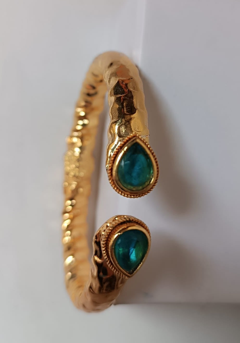Bracciale etrusco a molla in bronzo con oro opaco e topazi azzurri naturali