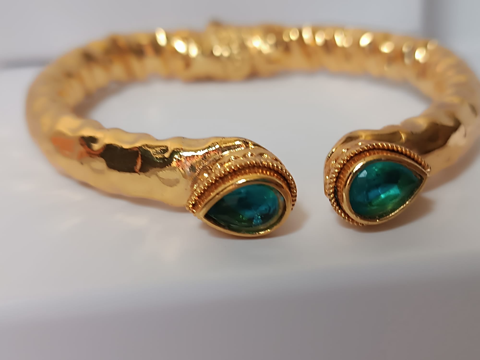 Bracciale etrusco a molla in bronzo con oro opaco e topazi azzurri naturali
