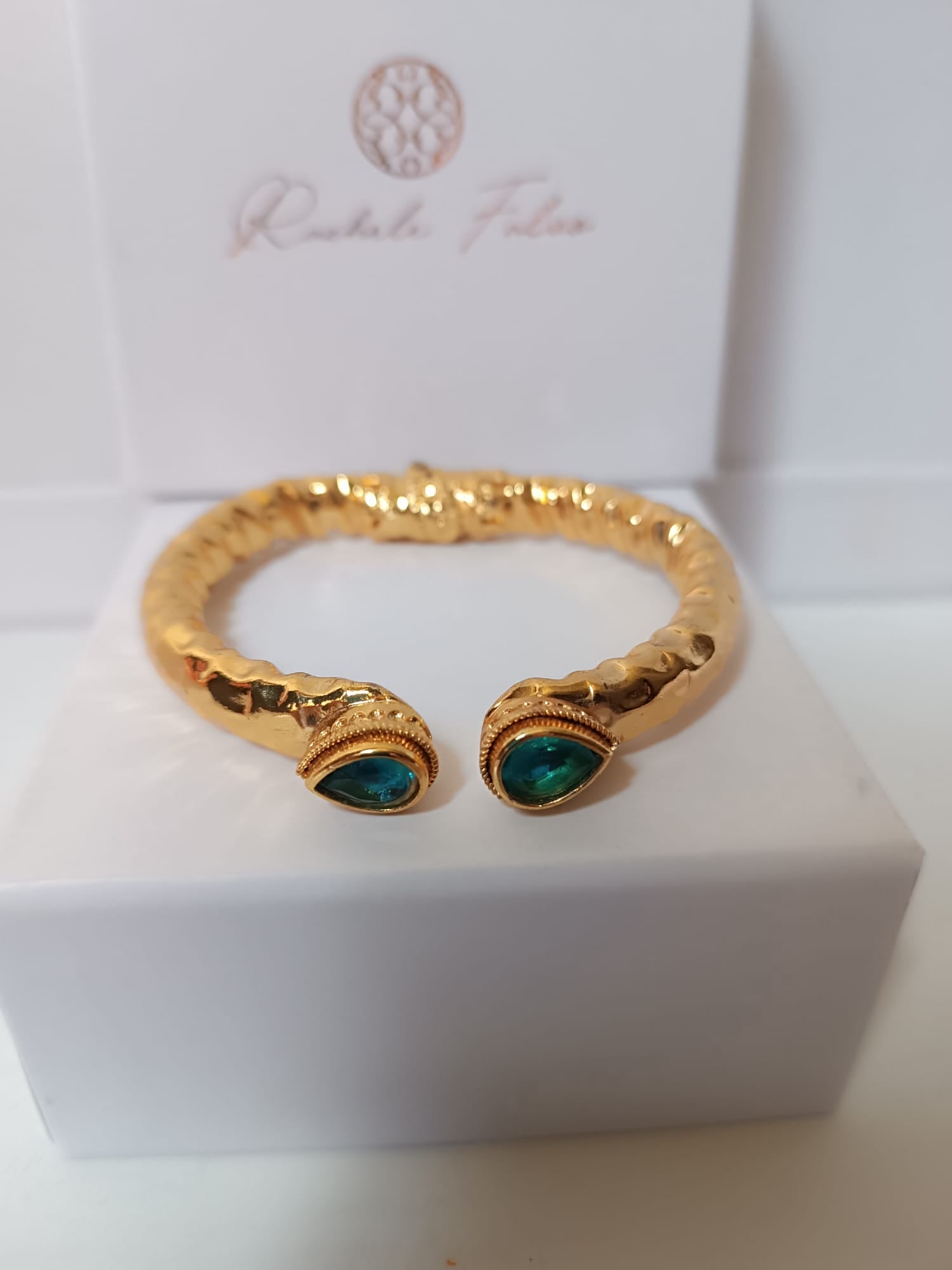 Bracciale etrusco a molla in bronzo con oro opaco e topazi azzurri naturali