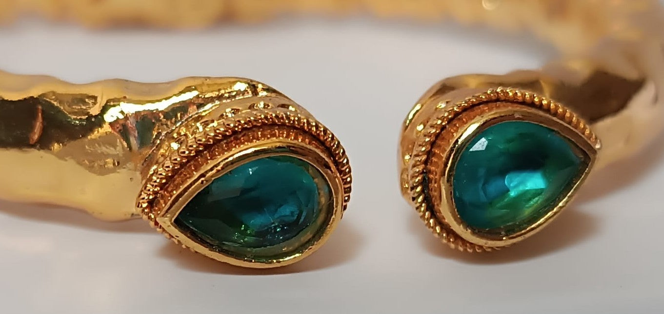 Bracciale etrusco a molla in bronzo con oro opaco e topazi azzurri naturali