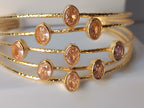 bracciale rigido a quattro fili dorati di Rachele Falvo con quarzo rosa naturale sfaccettato