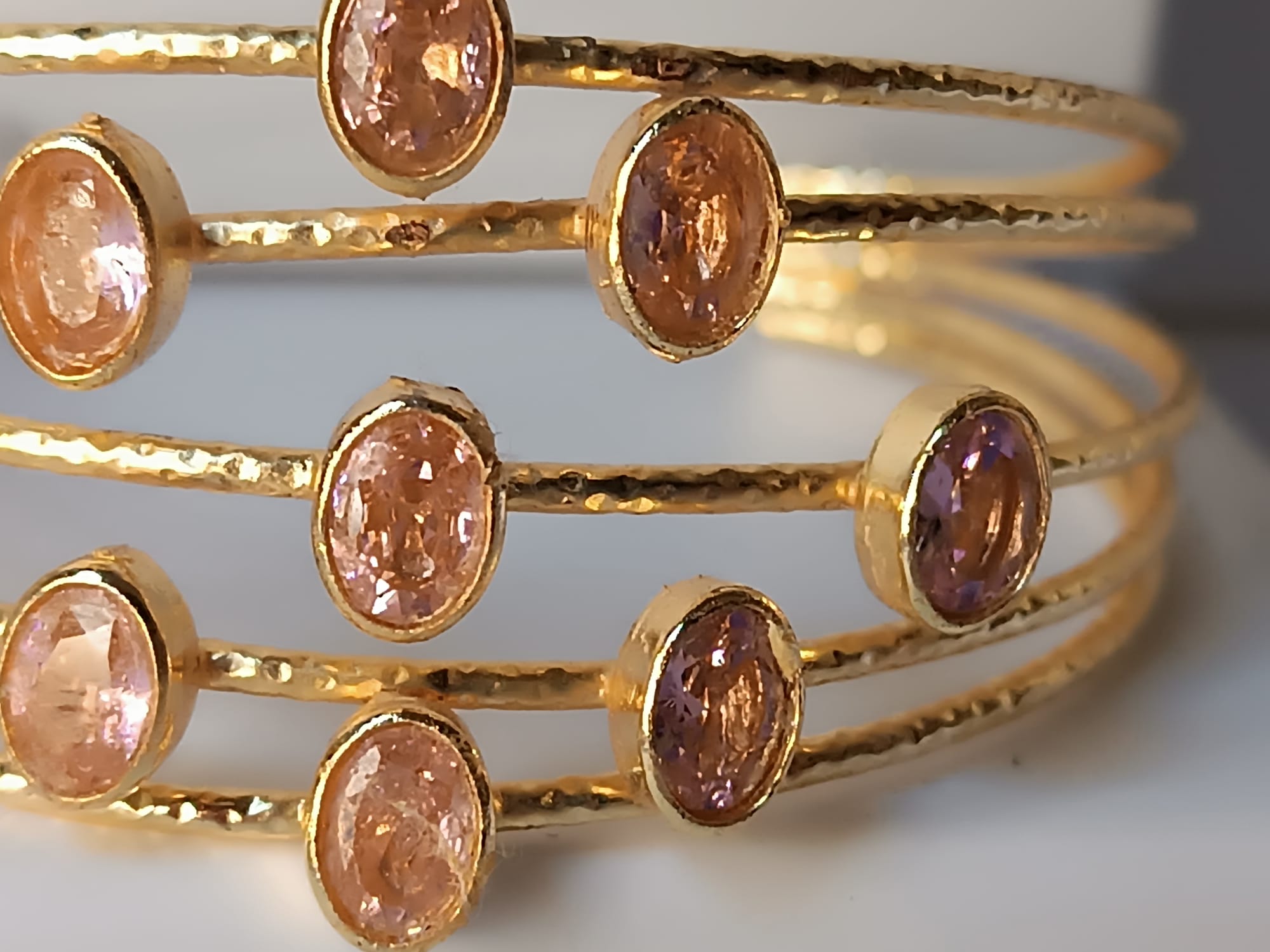 bracciale rigido a quattro fili dorati di Rachele Falvo con quarzo rosa naturale sfaccettato