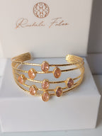 bracciale rigido a quattro fili dorati di Rachele Falvo con quarzo rosa naturale sfaccettato