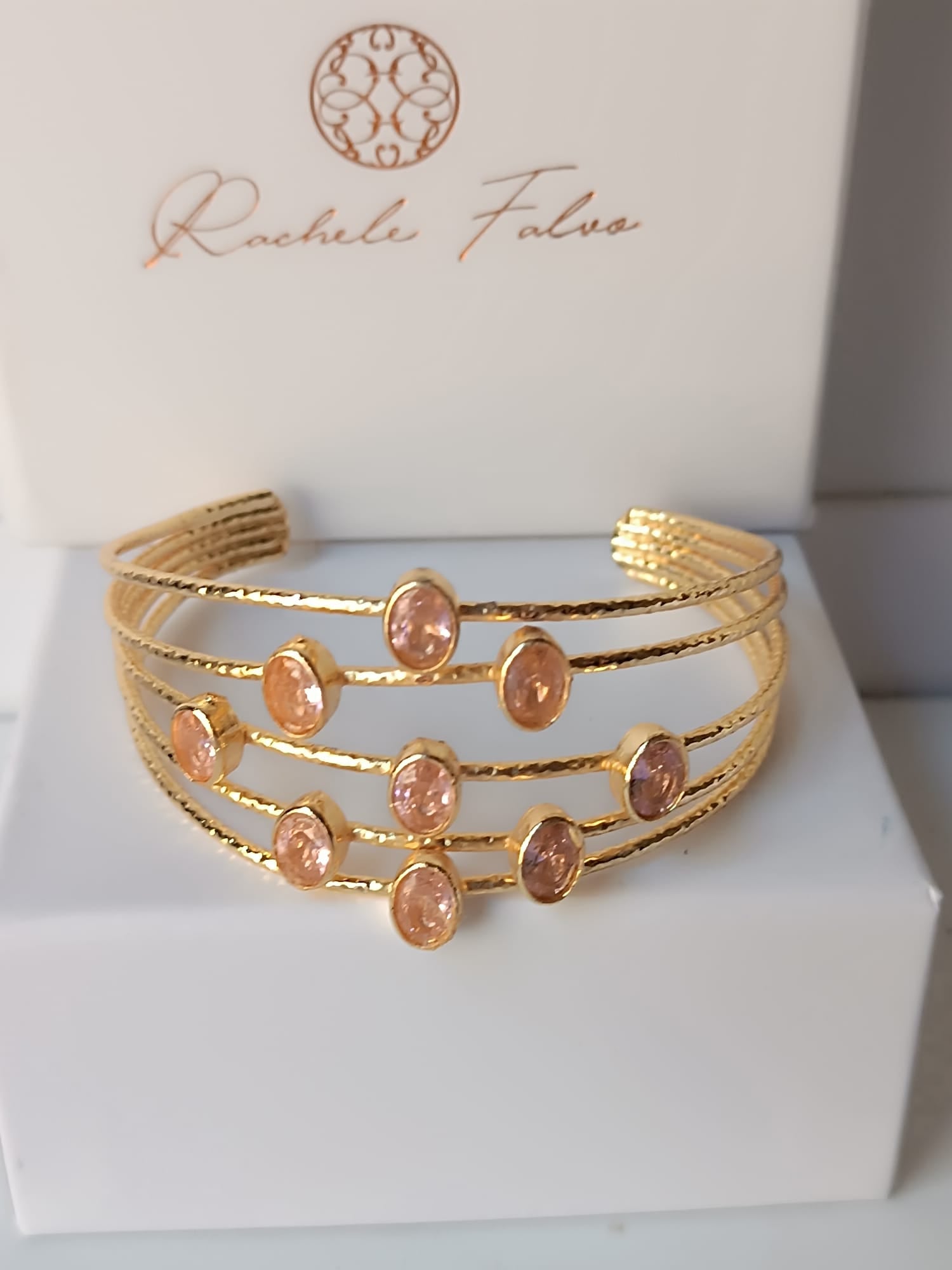 bracciale rigido a quattro fili dorati di Rachele Falvo con quarzo rosa naturale sfaccettato