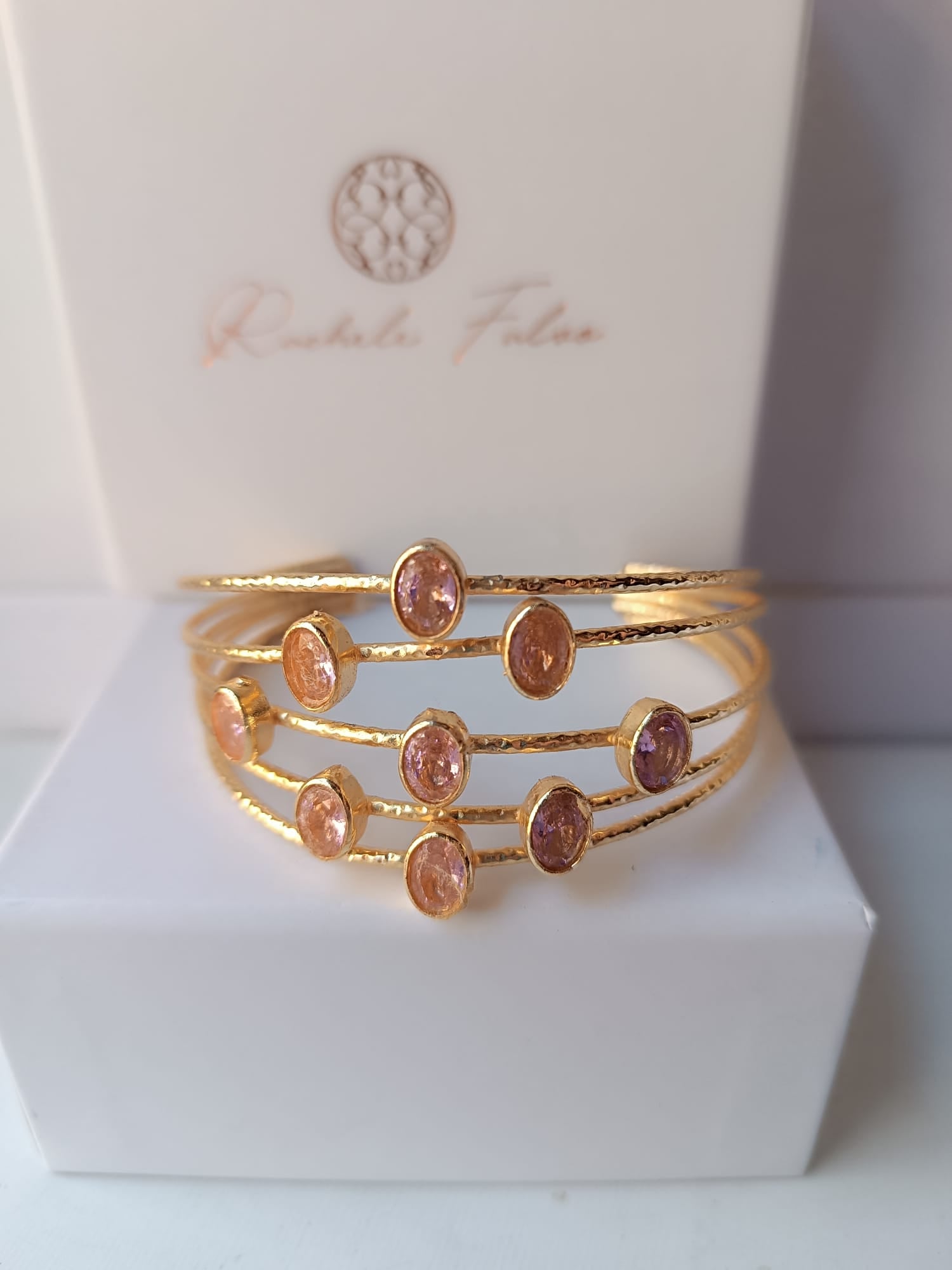 bracciale rigido a quattro fili dorati di Rachele Falvo con quarzo rosa naturale sfaccettato