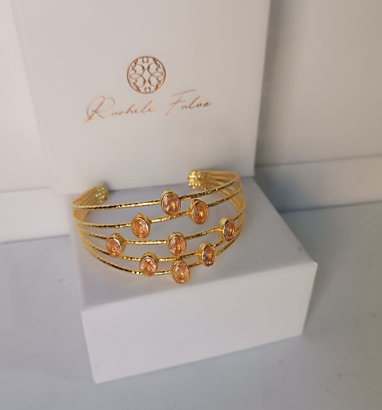 bracciale rigido a quattro fili dorati di Rachele Falvo con quarzo rosa naturale sfaccettato