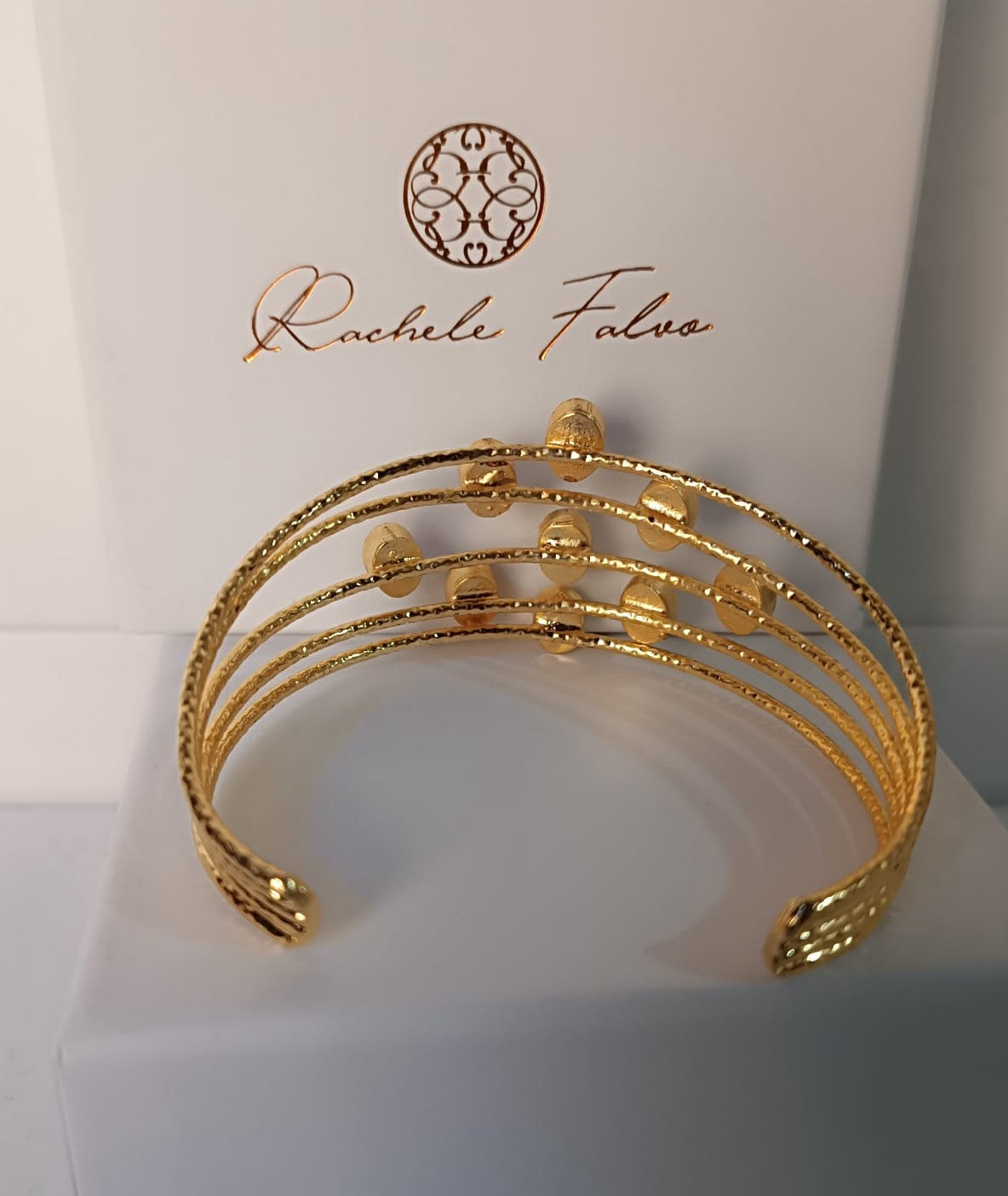 bracciale rigido a quattro fili dorati di Rachele Falvo con quarzo rosa naturale sfaccettato