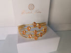 bracciale rigido a quattro fili dorati di Rachele Falvo con quarzo rosa naturale sfaccettato