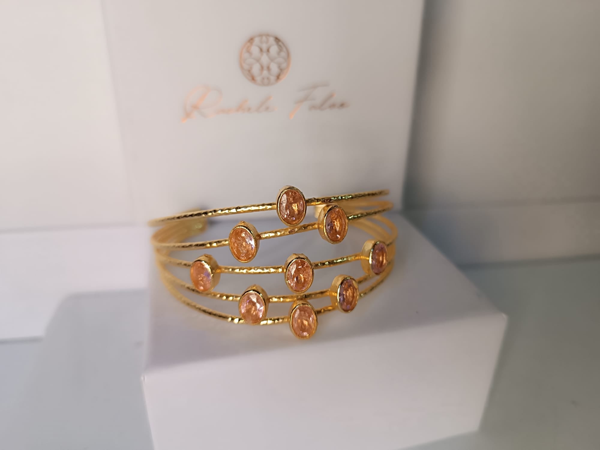 bracciale rigido a quattro fili dorati di Rachele Falvo con quarzo rosa naturale sfaccettato