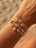 bracciale rigido a quattro fili dorati di Rachele Falvo con quarzo rosa naturale sfaccettato