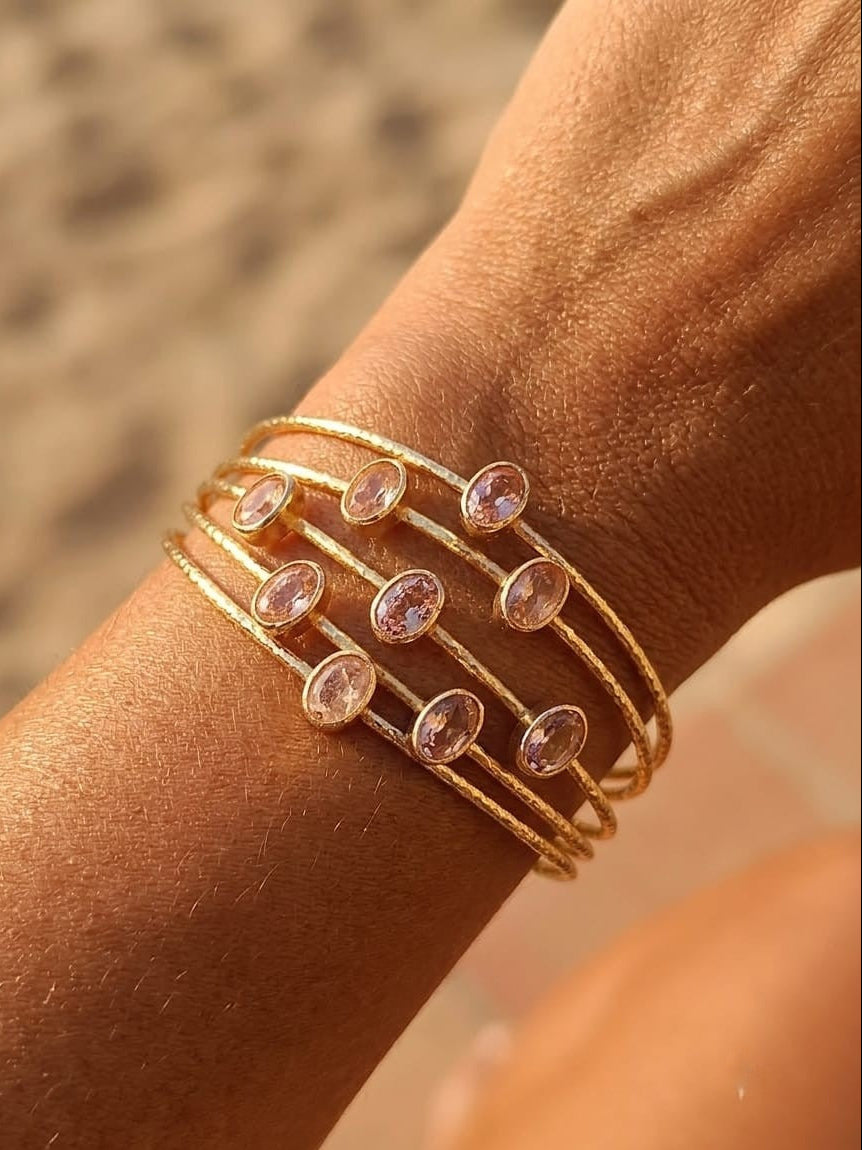 bracciale rigido a quattro fili dorati di Rachele Falvo con quarzo rosa naturale sfaccettato
