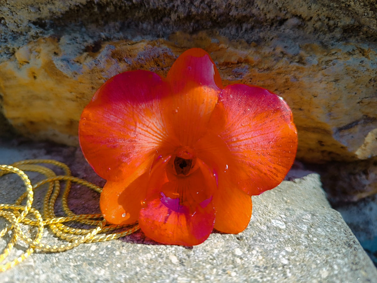 Collana saliscendi con vera orchidea arancione in resina