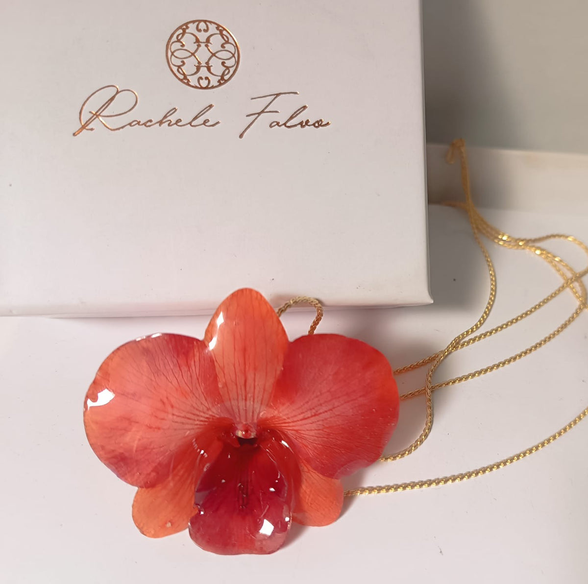 Collana saliscendi con vera orchidea arancione in resina
