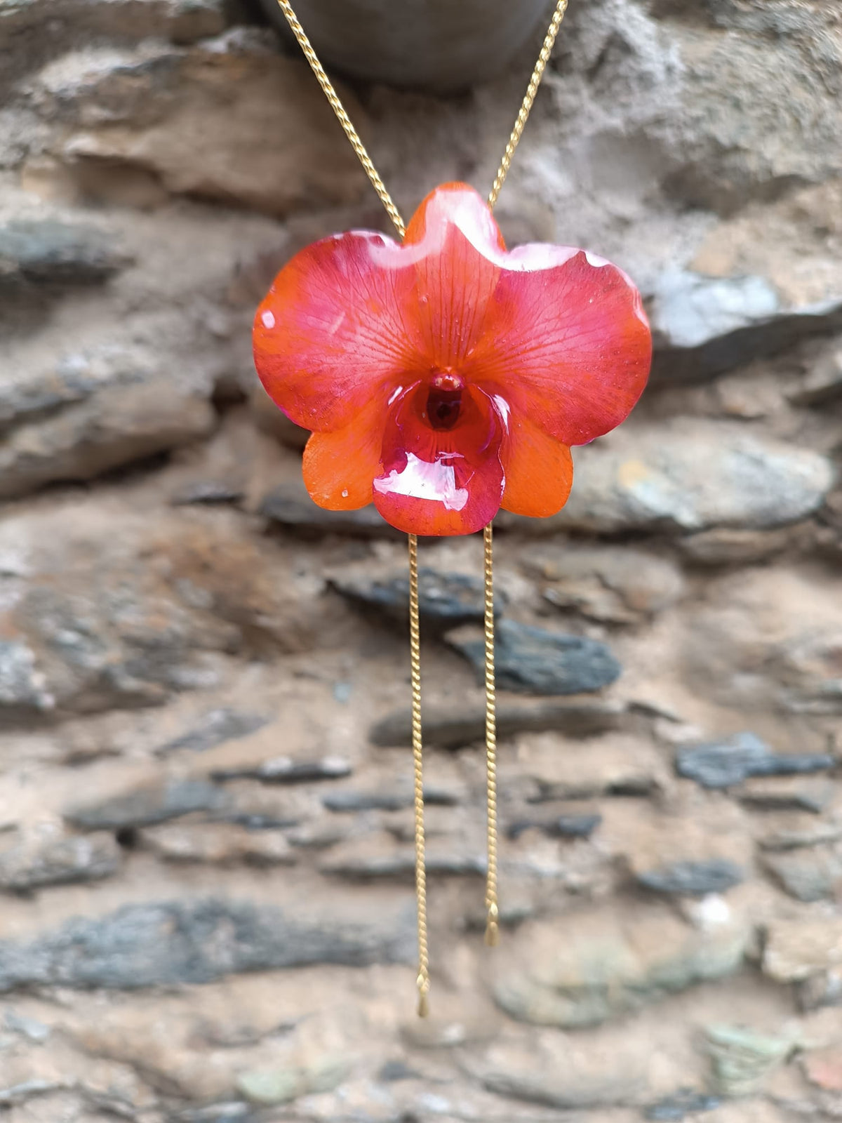 Collana saliscendi con vera orchidea arancione in resina