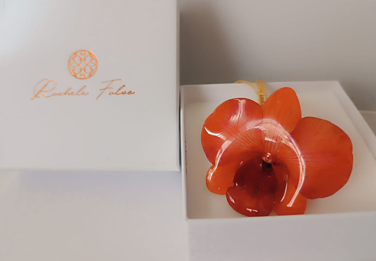 Collana saliscendi con vera orchidea arancione in resina