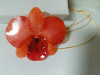 Collana saliscendi con vera orchidea arancione in resina