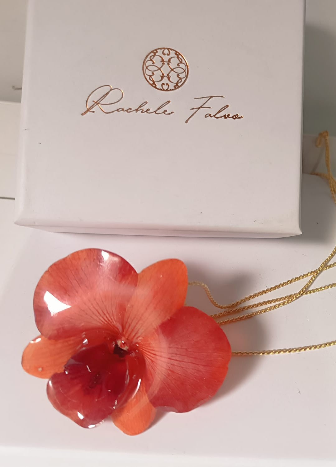 Collana saliscendi con vera orchidea arancione in resina