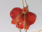 Collana saliscendi con vera orchidea arancione in resina